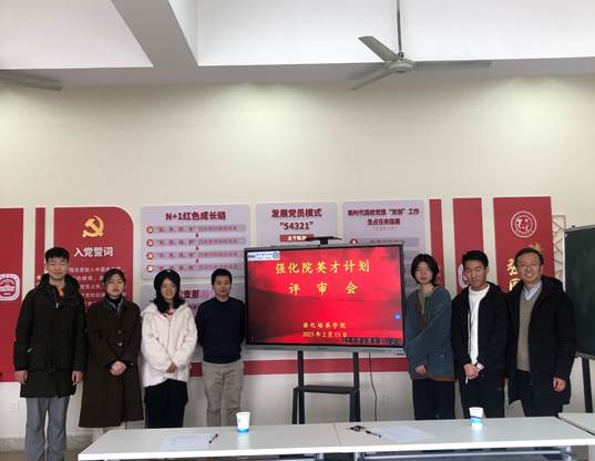 一群人站在台上演讲描述已自动生成